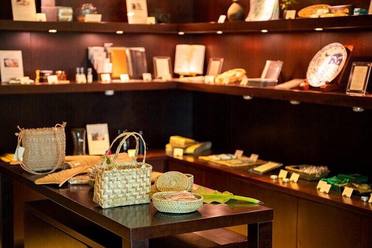 八重山ミンサーの小物、島の陶芸家の焼き物、民芸品などが並ぶショップ。