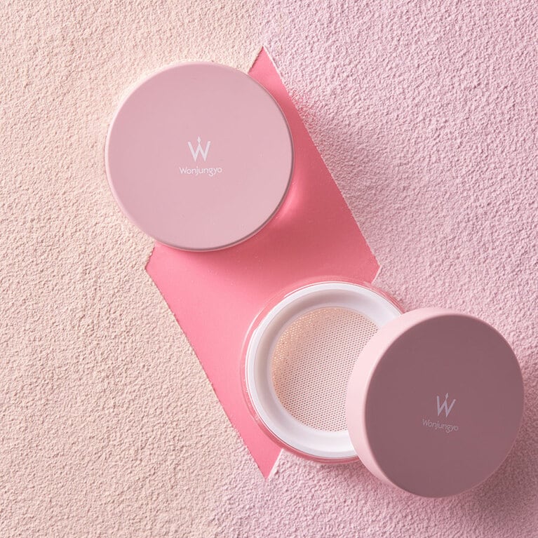 ウォンジョンヨ フィクシングブラーパウダー 全2色(01プレーンピンク、02プレーンベージュ) 各1,980円。