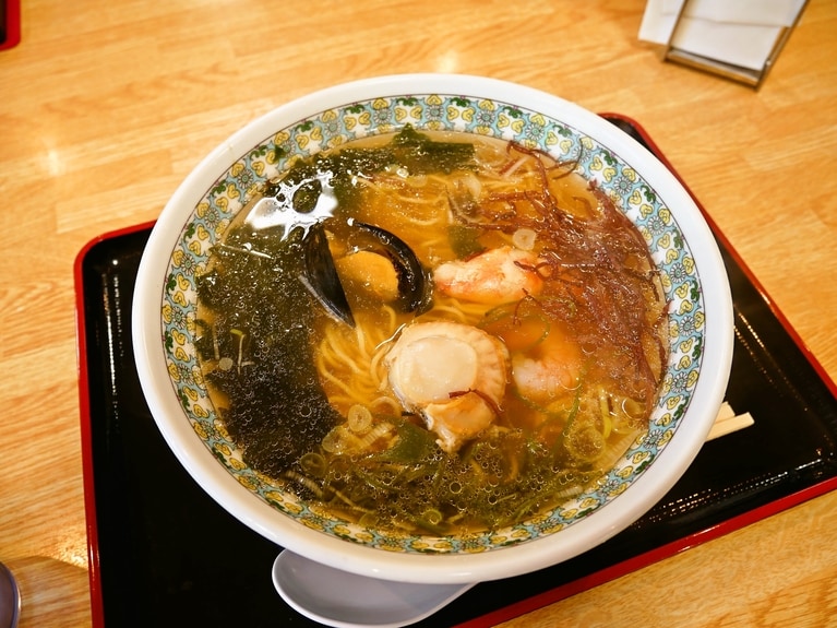 おまけ：岩手・大船渡市にある「道の駅 さんりく」、名物「浜どこラーメン」はあっさりしつつ、うま味が深くて、とてもおいしかった。極細麺と海藻のマッチもいい。近くを旅することがあれば、ぜひ。