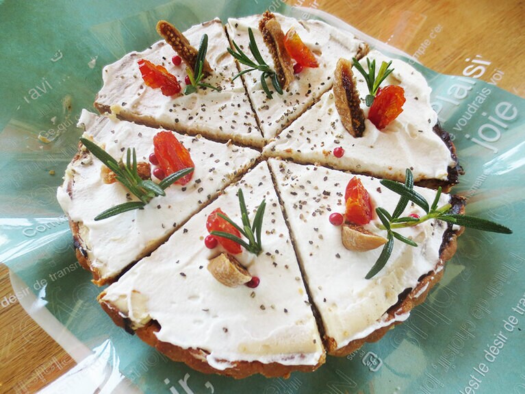 「ゴルゴンゾーラと有機玄米味噌のタルト」1カット680円。