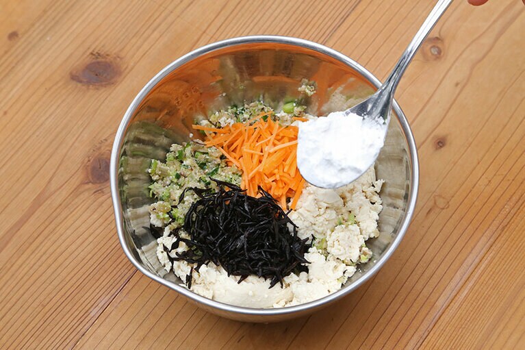 餃子のタネ、1、2、片栗粉を併せてよく混ぜ合わせる。