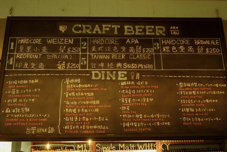 店内カウンター上のメニュー。観光客にも分かりやすいように、すべて日本語でni記載されています。