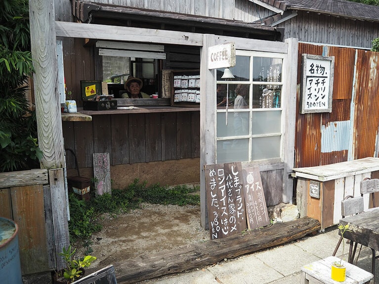 堂崎教会すぐそばには、笑顔のかわいいおばあちゃんが店番をつとめる名物カフェ「BABY QOO」があります。「チリンチリンアイス」(300円)などを販売中。