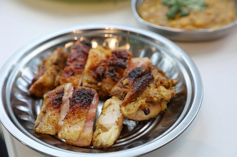 スパイスに漬け込み、低温調理で仕上げたグリルチキン。肉質はしっとりとしていて柔らかく、皮目はパリパリで香ばしい。(写真は追加注文の場合で350円)。