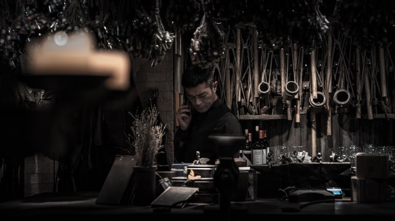 『風林火山』より。ルイスに加え、金城武、ラウ・チンワン、レオン・カーフェイと豪華スターが共演。2017年から18年にかけて撮影されたため、ルイスもキャストも少しだけ面ざしが若い。テーマ曲は坂本龍一が手がけた。舞台の一つであるバーは香港のセントラルにもあるThe Iron Fairies。