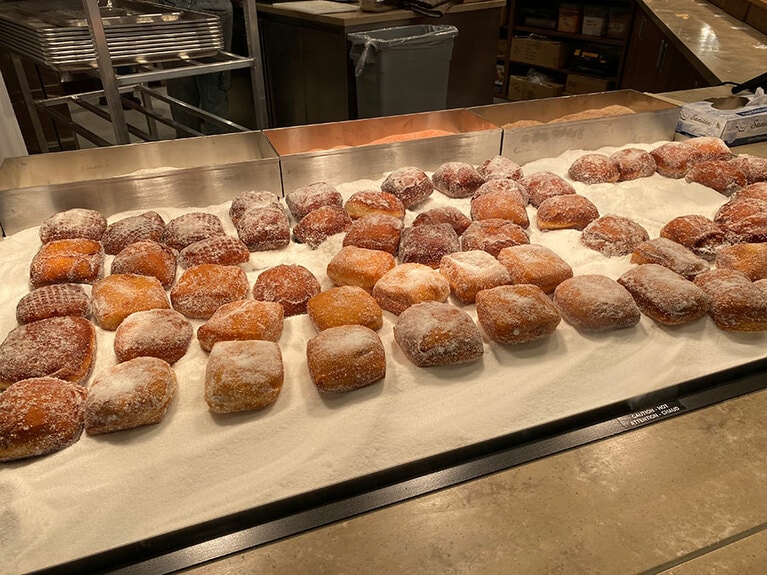 もっちもちの生地がおいしいマラサダは、一度は試してほしい。1.89ドル〜。