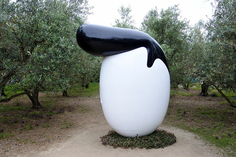 醤の郷近くにある、瀬戸内国際芸術祭の屋外作品 清水久和「オリーブのリーゼント」