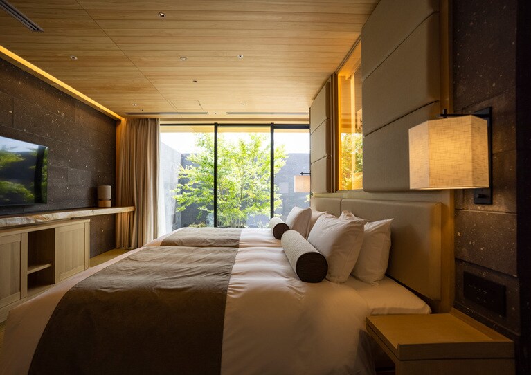 上質な眠りを約束する離れのベッドルーム。