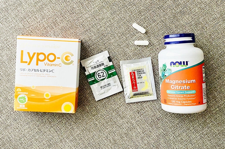 左から：リポ-カプセルビタミンC 1箱 30包入 7,200円(税抜き)／スピック。ツムラ防風通聖散エキス顆粒は処方箋薬局にて購入。KGNF 高麗人参茶 GOLD 3g 100包 1,730円、NOW Foods マグネシウムキレート 120粒 1,980円はAmazonで購入。