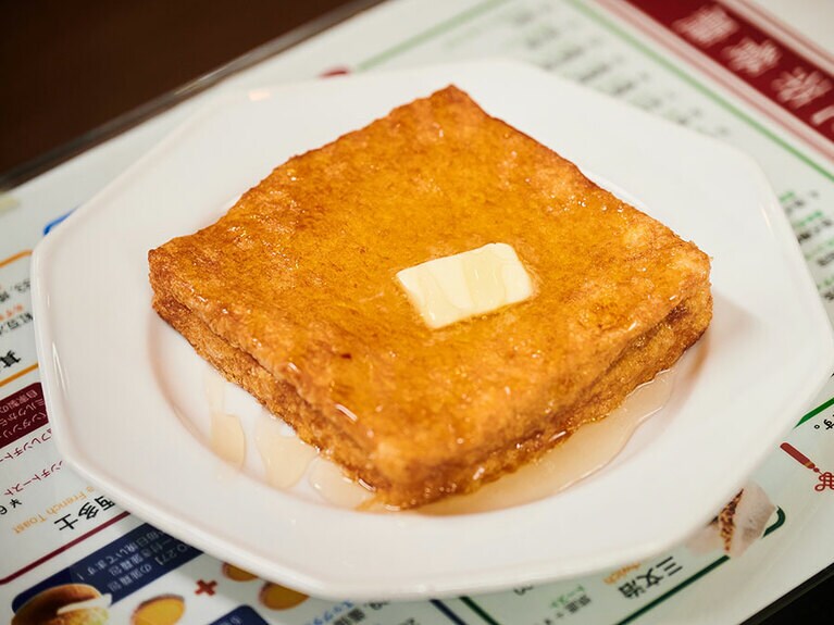 フレンチトーストを揚げてバターを乗せたギルティな料理。