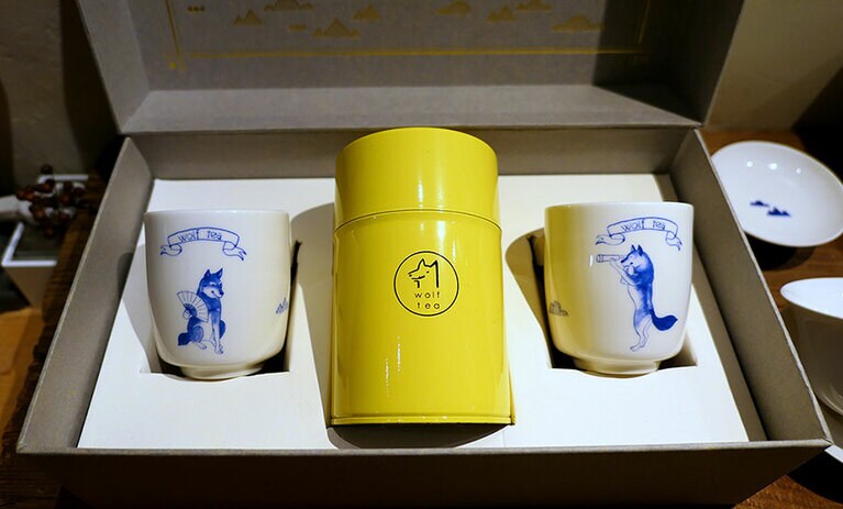 ギフトセット。茶缶の色や茶葉の種類はお好みのものを選べます。