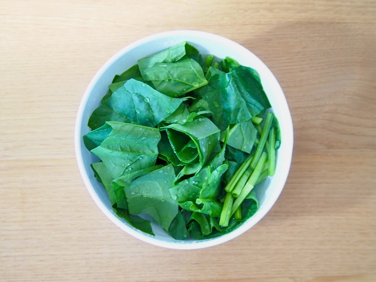 ほうれん草は4cm幅に切り、15分ほど水に晒す。