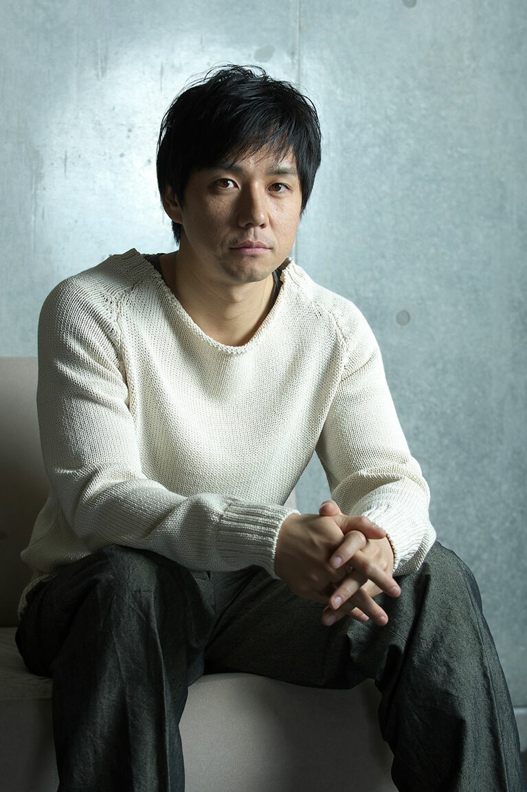 料理上手で几帳面な弁護士を演じる、西島秀俊。©文藝春秋