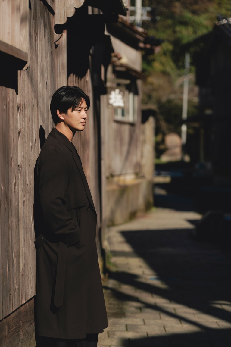 漫画『ゴールデンカムイ』で登場する宿根木の町並みを実際に目にすることができて喜ぶ工藤さん。ずっと歩いていたくなるような素敵な町並みと大絶賛した。