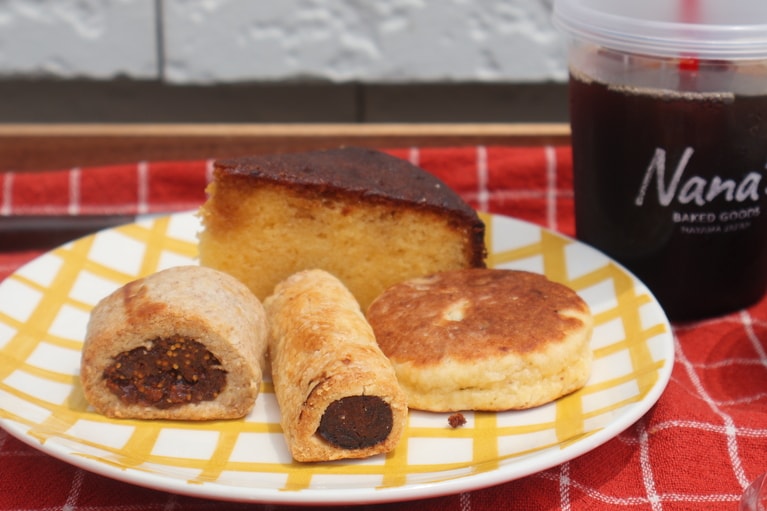 焼き菓子はどれも自然な甘さ。コーヒーなど飲み物も販売している。