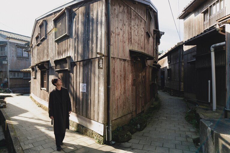 路地の角に沿うように三角状に建つ家。レトロな塩の看板が目印で、撮影スポットとしても人気だ。