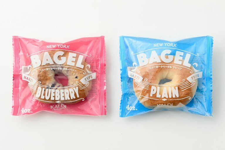 オリジナル ニューヨークベーグル 各184円(約112g)。左から：ブルーベリー、プレーン。