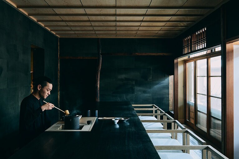 「型押し」という古典印刷技術を継承する、京都の唐紙工房「かみ添」に特注した壁は、髙橋さんがラブコールを重ね、実現できたという。光によって表情を変える壁を一枚一枚愛でたい。