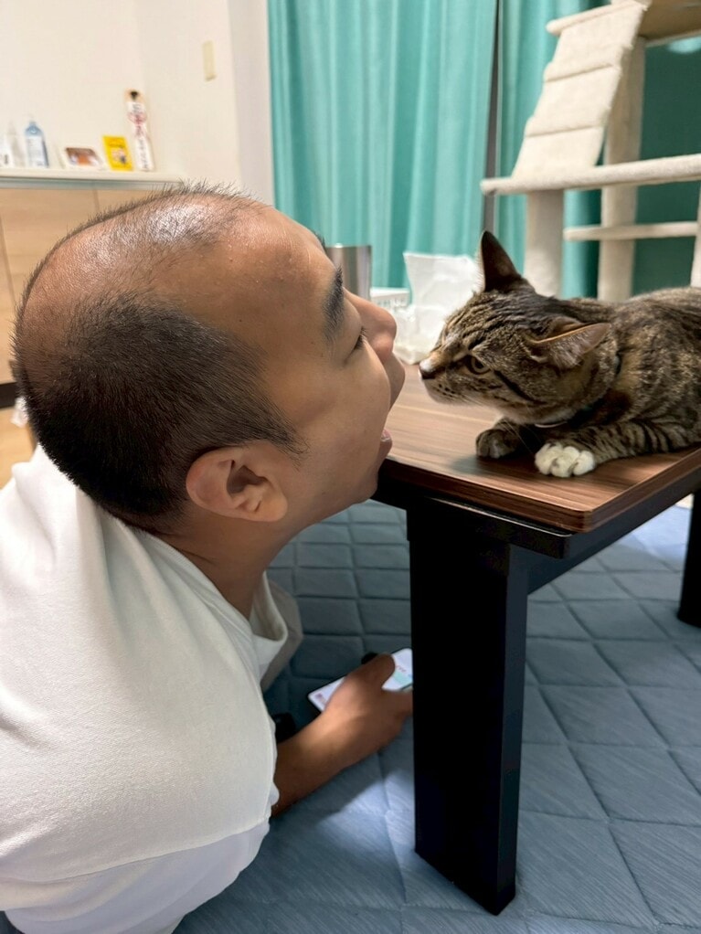 きしたかの・高野さんと愛猫・ごま吉。