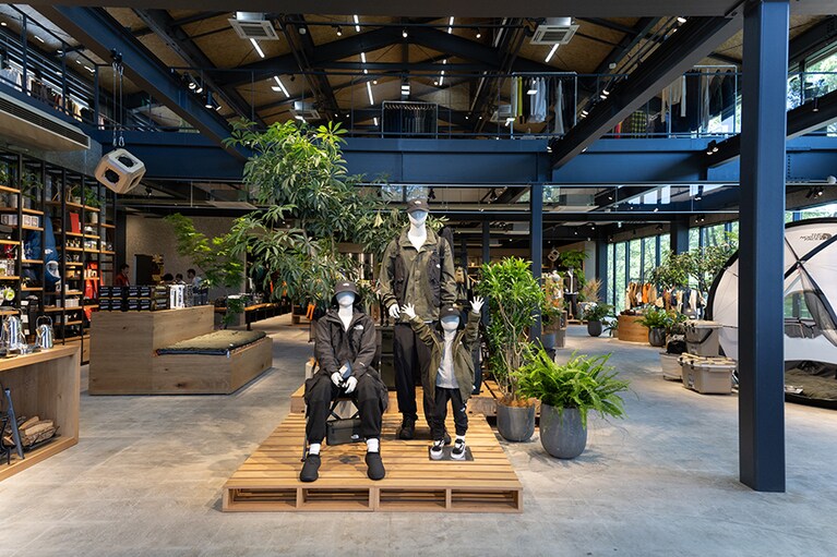 開放的な店内。倉庫らしい無骨な空間にワクワク。