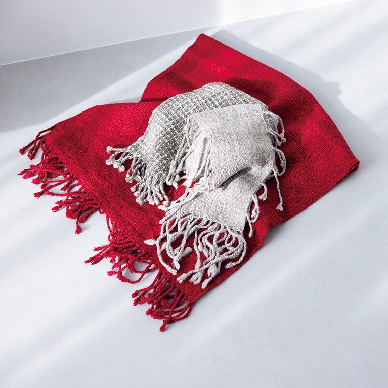 「ホームスパン マフラー＆ストール」染め、紡ぎ、織りまで全て手作業の温かさ。下から：ストール(200×60cm)121,000円、ワッフルマフラー(125×17cm)14,300円、ムカデマフラー(165×16cm)22,000円／中村工房