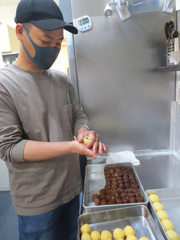 パイナップルケーキはパイナップル餡を1個ずつ手で包んで。