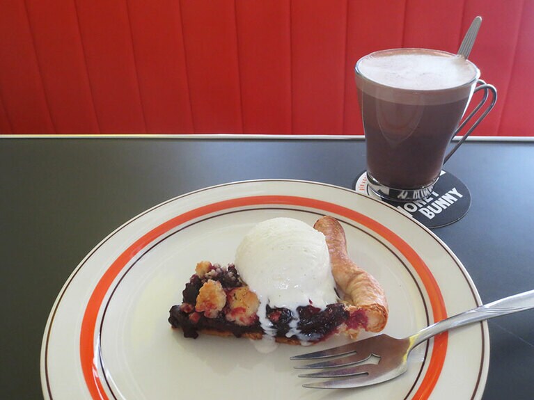 「ココア」500円、「チェリーパイ」にプラス200円でアイスクリームをオン！