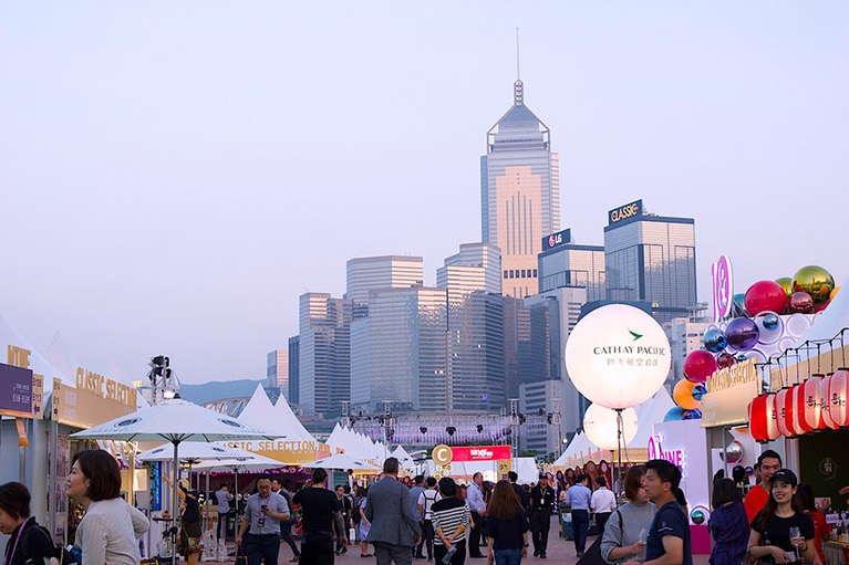 ハーバーフロントの会場の熱気で潮風が心地いい。今年は台湾をはじめ韓国、ヨーロッパ、南米からの「インターナショナルストリート・イート」のゾーンが加わって、各国のワインに合わせて堪能できた。