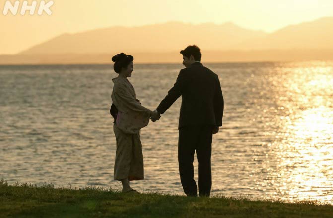 「神シーン」とSNSで賞賛された宍道湖のほとりで初めて手をつなぐトキとヘブン 公式Xより