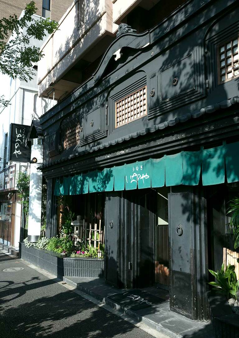 重厚感ある外観が確かなお店の証。