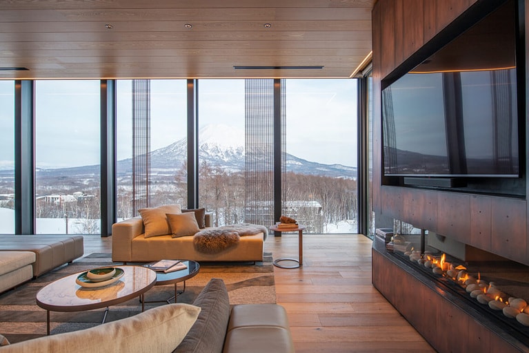 大きな窓いっぱいに絶景が広がる客室。