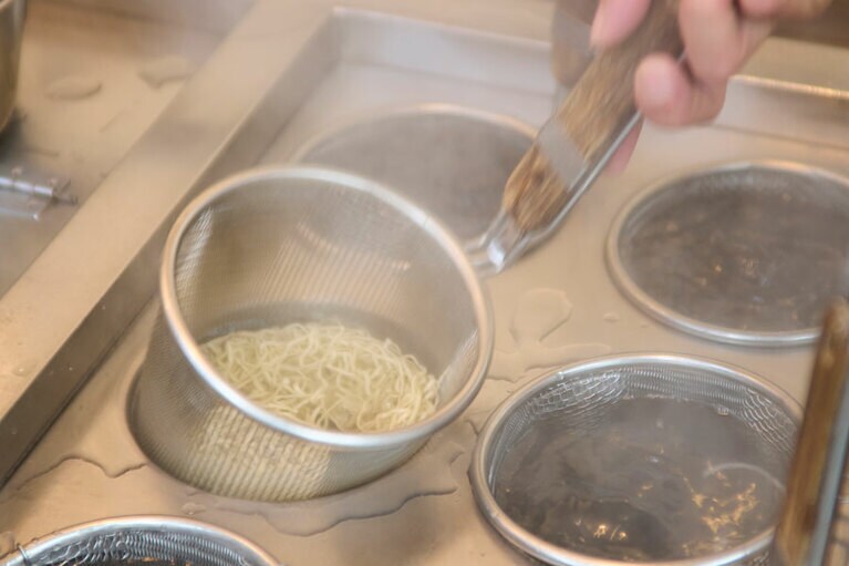 細麺は独特の歯ごたえ。