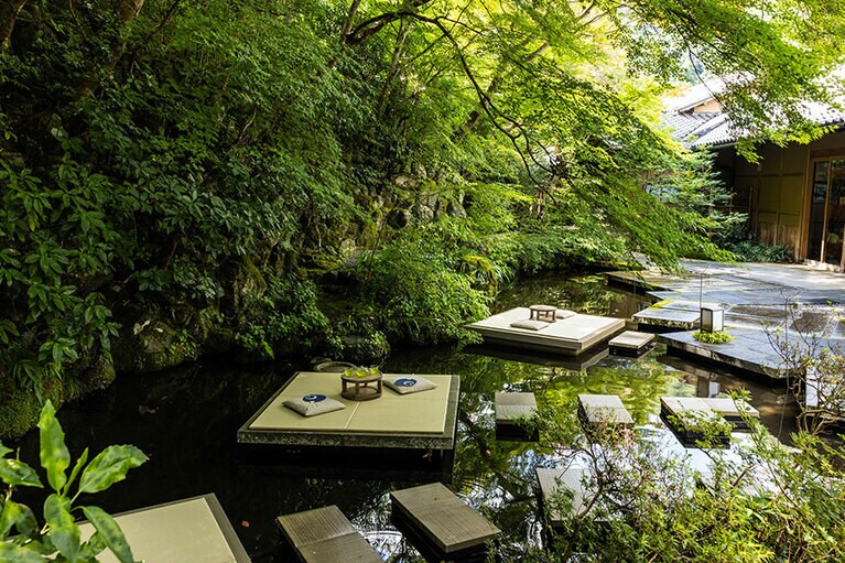 水が流れる音、草木の緑、目に舌にもさわやかな料理などで涼を感じることができる。夏季限定で設置される納涼床も、涼を得るためのアイデアのひとつだ。