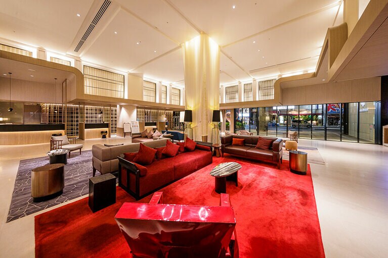 柱を軸に、4つの世界観が展開するロビー。🄫 Hiro Matsui