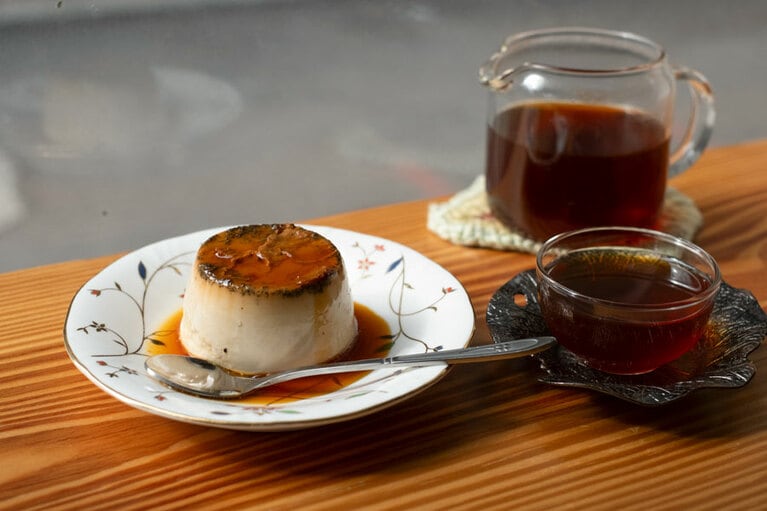 「エチオピア産コーヒー」200元、「アールグレイ味のプリン」150元。