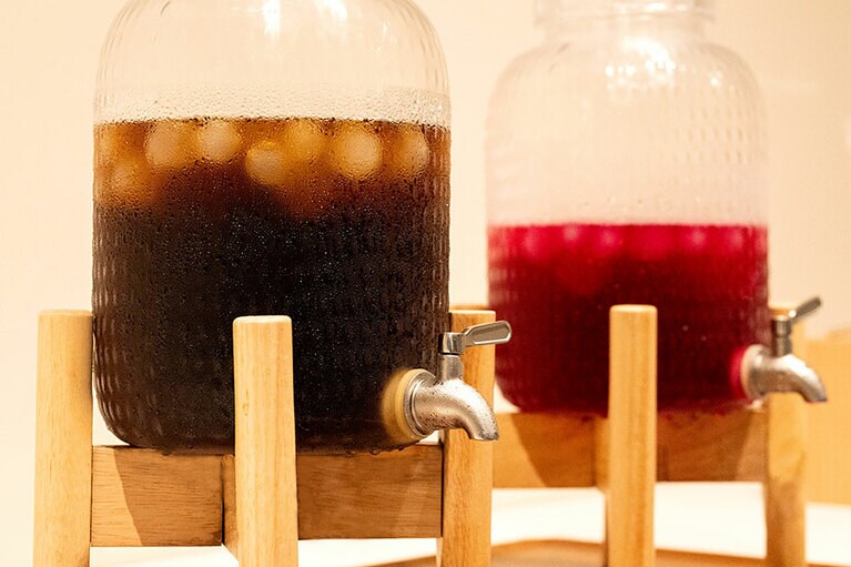 入浴前は麦茶で水分を補給し、入浴後は赤紫蘇ジュースでビタミン補給を。