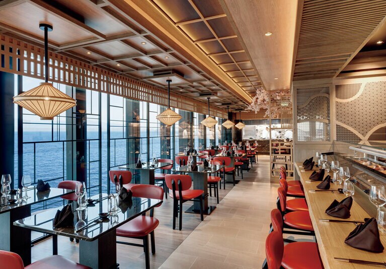 スペシャリティのアジアンダイニング「サクラ」。寿司カウンターを備え、和食などアジア各国の料理が揃う。