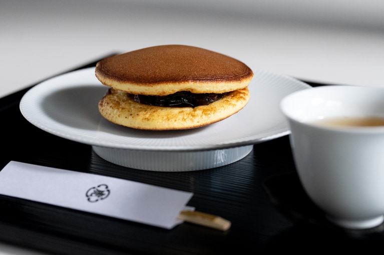 「焼きたて 夜半の月」。