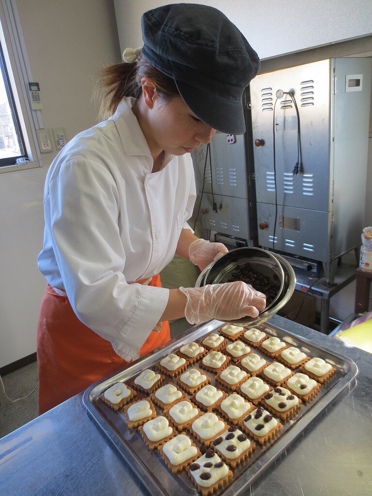 バターサンドを作る店長の田中詩織さん。