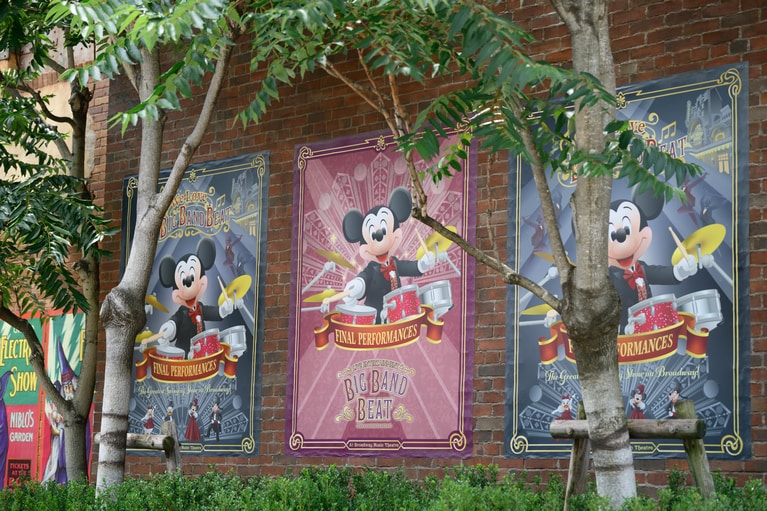 壁にはポスターが貼られ、記念撮影を楽しむゲストの姿も。