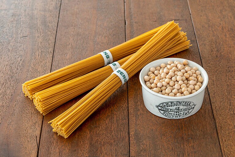 原材料は黄えんどう豆のみ。豆のほのかな旨みともっちり感が特徴。