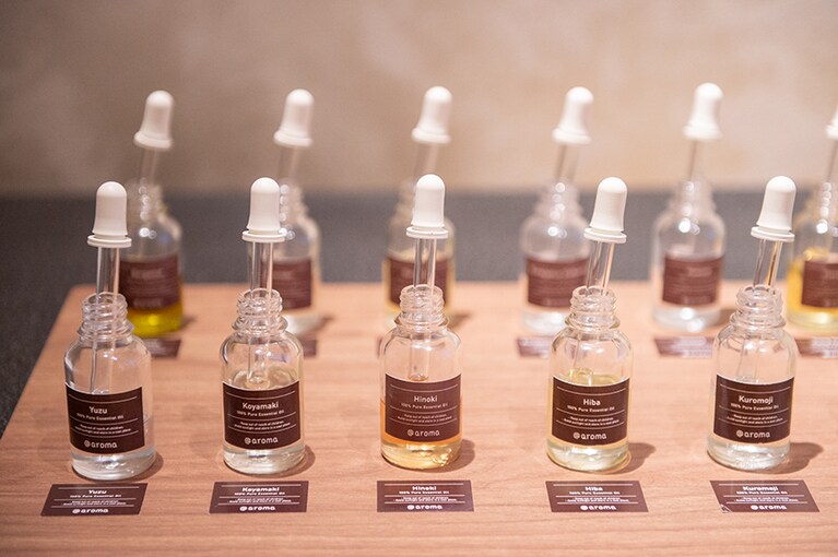 高知のゆずに奈良のヒノキ。さまざまなエッセンシャルオイルを嗅ぎ分けて、自分好みの香りを見つける。