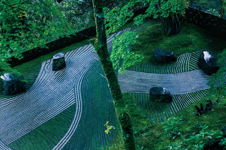 燻し瓦と白砂を砂紋に見立てた枯山水の庭。座観式ではなく実際に歩けるという、前衛的な枯山水。借景の大堰川と相まった景色も魅力。何もしないと自然に苔が生えるが、手入れで白砂を維持しつつ、一部の苔を残している。