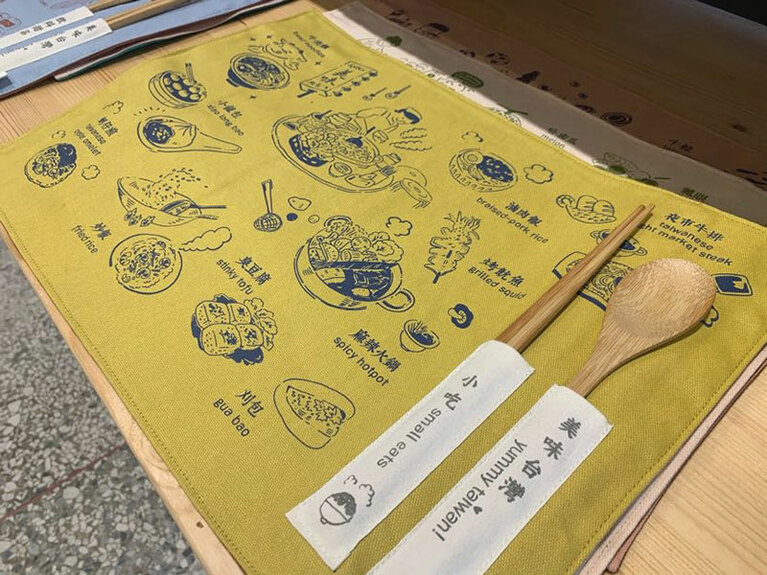 餐墊(ランチョンマット) 390元。くるくると巻いて紐で結ぶことができ、収納も簡単。