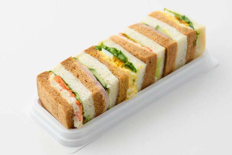 サラダミックスサンド 450円。