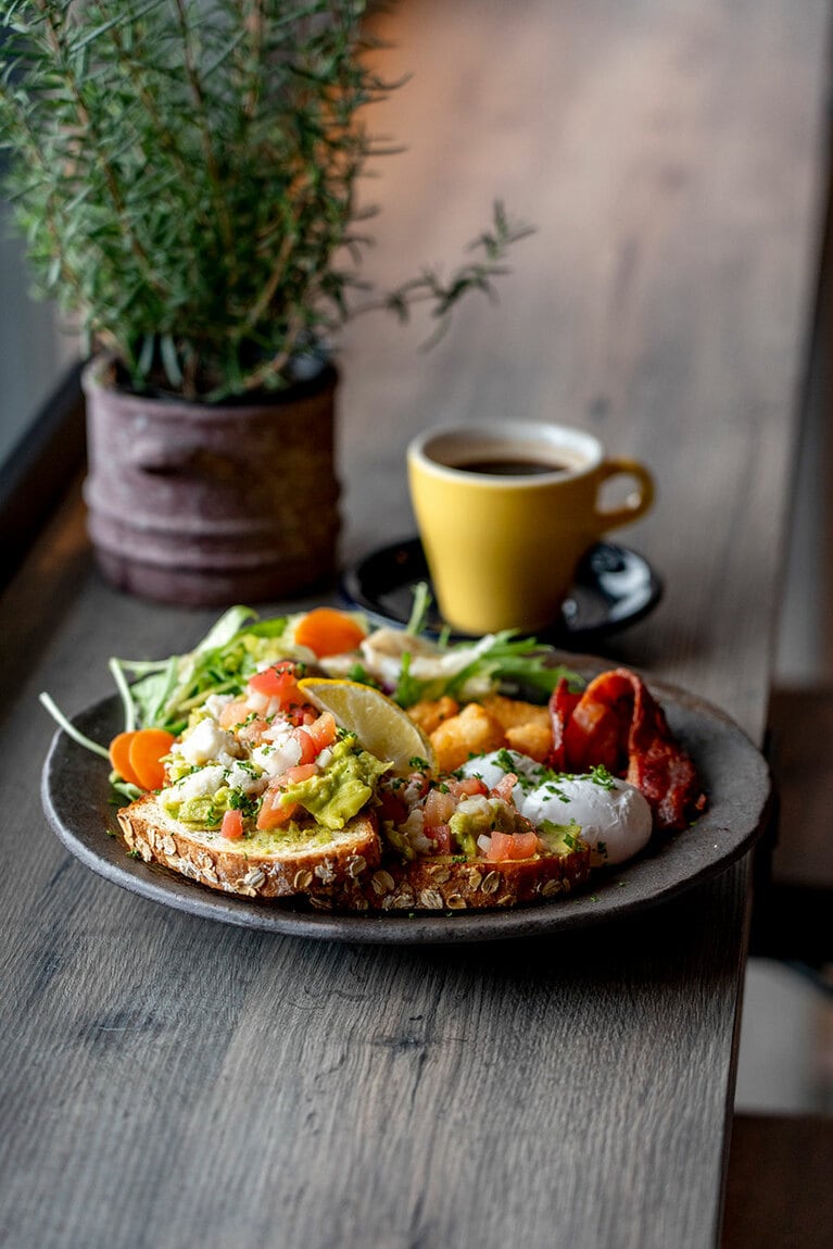 採れたての野菜を農家から直接仕入れ、オーガニックの食材を使用したメニューが並ぶ「グリーンファームカフェ」。©秋田大輔