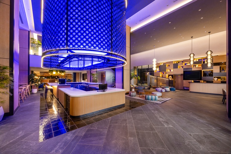 人の御縁やつながりを願う、奈良の伝統的なモチーフ“七宝柄”の行灯が彩る、ホテル1階のカフェ・バー「ソーシャルラウンジ」。