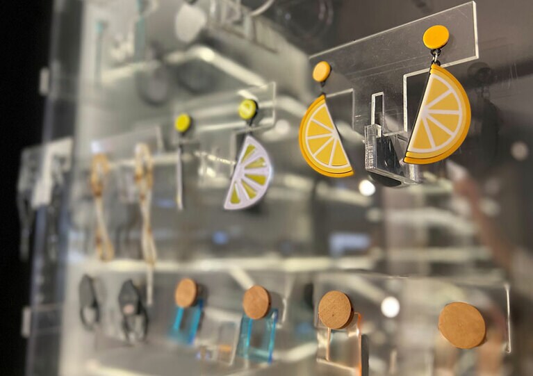 ポップなアクセサリーも、カジュアルなＴシャツに似合うデザインだ。