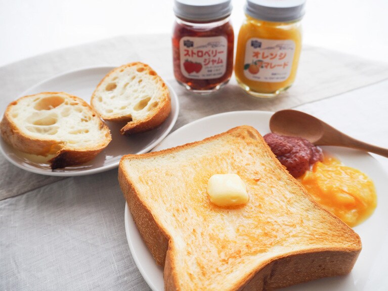 パンと一緒に、CREAのお取り寄せ号で紹介され気になっていた、軽井沢「沢屋」さんのジャムもお取り寄せ。バターものっけて、パンパーティの始まり～！　撮影：CREA WEB編集部
