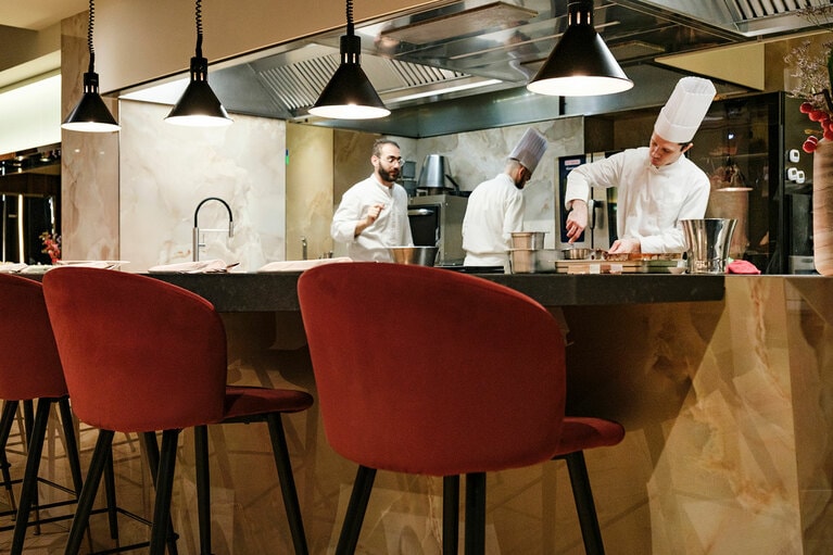 厨房を囲むように配置されたカウンター席。